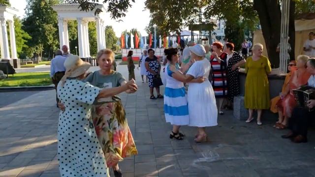 230806 Танцы под гармонь у фонтана гармошку парк город Орёл танцуют орловцы орловчане жители г Орла смотреть онлайн