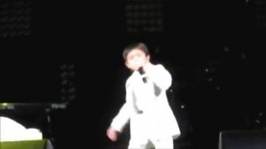 Узбекский мальчик Журабек Жураев на сцене поет песню Шатунова "Седая Ночь"