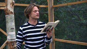 Евгений Ткачук читает стихотворение Александра Введенского «Гость на коне»