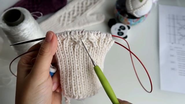 МК ВАРЕЖКИ СПИЦАМИ С КЛИНОМ ДЛЯ БОЛЬШОГО ПАЛЬЦА // С КРАСИВЫМ АРАНОМ // СХЕМА ПРИЛАГАЕТСЯ! смотреть онлайн