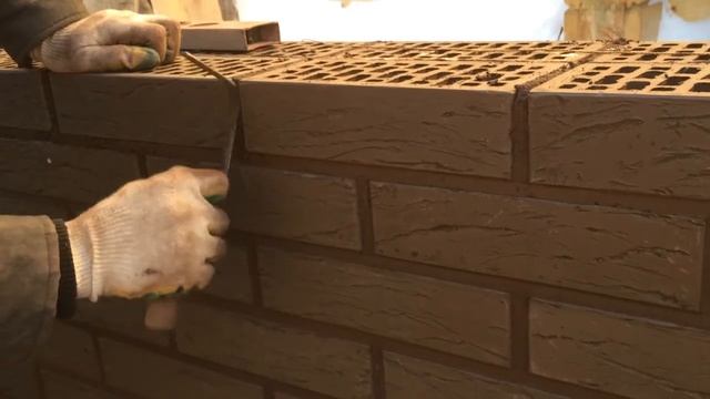 Лицевая кирпичная кладка забора. Каменщики смотреть онлайн