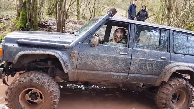 Nissan Terrano встрял по полной в яме с глиной вытаскиваем патролом Offroad Mammutparck полная верс смотреть онлайн