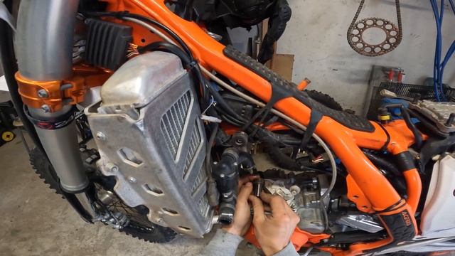 KTM EXC 300 TPI БЛОК ПЕРЕНОСА ФОРСУНОК | ДРУГАЯ ЕЗДА | В ЛАТВИИ ПЕРВЫЙ??? смотреть онлайн