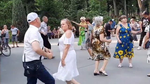 АХ ВЕЧЕРОЧЕК,ВЕЧЕРОК ,А РЯДОМ МИЛАЯ... смотреть онлайн