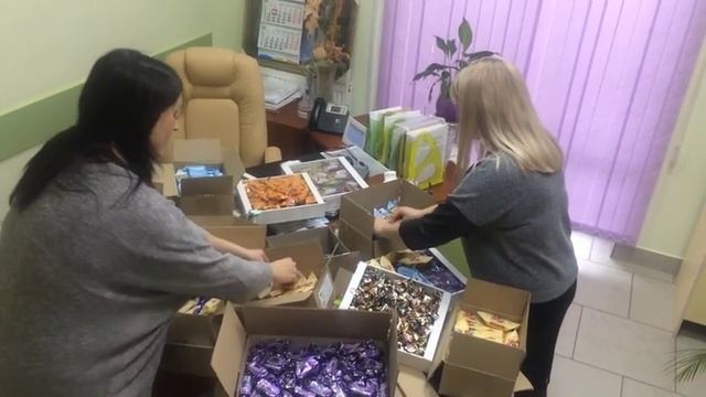 Новогодние сладкие подарки нуждающимся детям от Клиники Педиатрии Трухманова смотреть онлайн