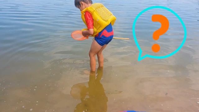 ПЛЯЖНАЯ ИСТОРИЯ МАТВЕЯ И МАКАРА | Матвей и Макар весело играют пляже | Детский влог смотреть онлайн