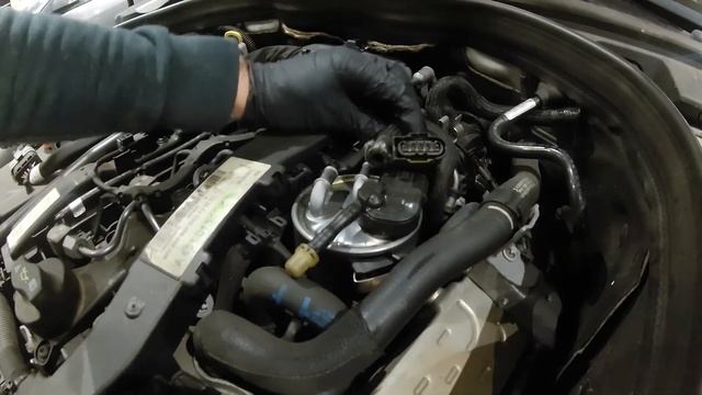 Mercedes W212 - How To Replace Fuel Filter Engine OM651 смотреть онлайн