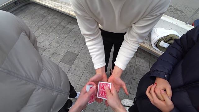 처음 본 여자 마음 사로잡는 하트마술 | Street Magic Reactions смотреть онлайн
