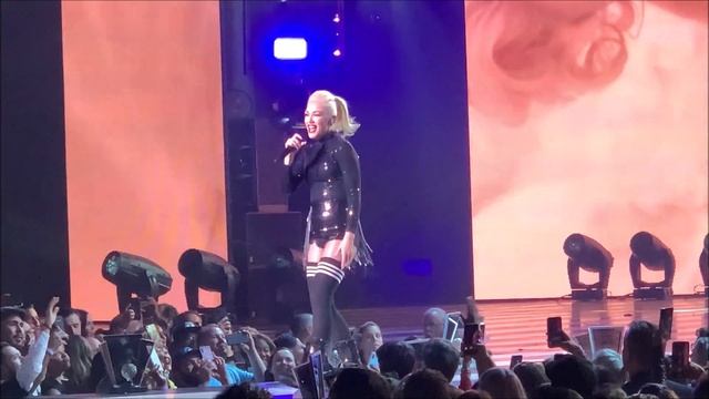 Gwen Stefani - Just a Girl (Las Vegas Residency) смотреть онлайн