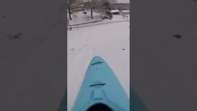 Крутой спуск на байдарке. Зимой с горы смотреть онлайн
