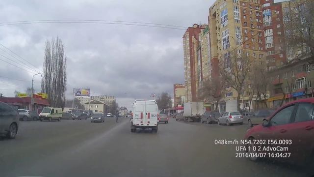 Пешеход с ребенком на плечах, переходит дорогу в неустановленном месте смотреть онлайн