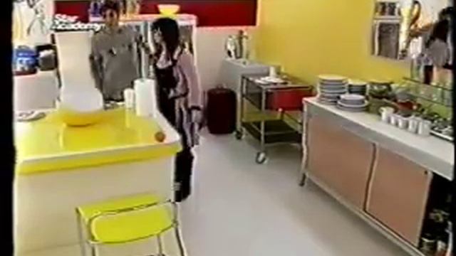 18/12/2004 Greg et Lucie au self après debrief (Grégory Lemarchal) смотреть онлайн