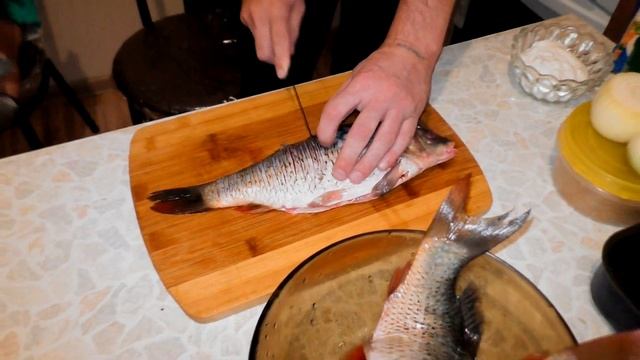 Карп в духовке под соусом и на луковой подушке/ Как быстро и без труда почистить рыбу смотреть онлайн