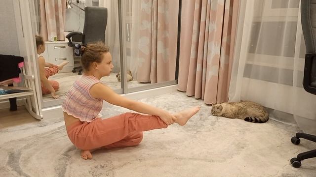 Гимнастика. Как научиться делать пистолетик. Twine, gymnastic, спорт, фитнес, шпагат.Челлендж смотреть онлайн