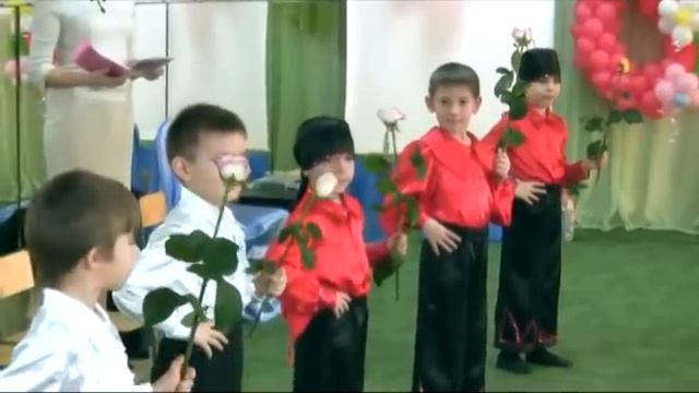 Вход на 8 Марта:"5 февральских роз" смотреть онлайн