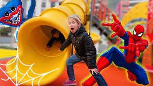 Горка Пожиратель сожрала ЧЕЛОВЕКА ПАУКА и ХАГГИ ВАГГИ !