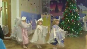 Танец Снежинок и Снегурочки. Средняя группа "Солнышко" МБДОУ  №35 г. Южно-Сахалинск