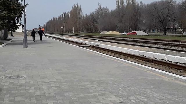 Тепловоз ТЭП70БС-331 со скорым поездом Симферополь-Смоленск. Ст. "Нижнегорская" Крым. смотреть онлайн