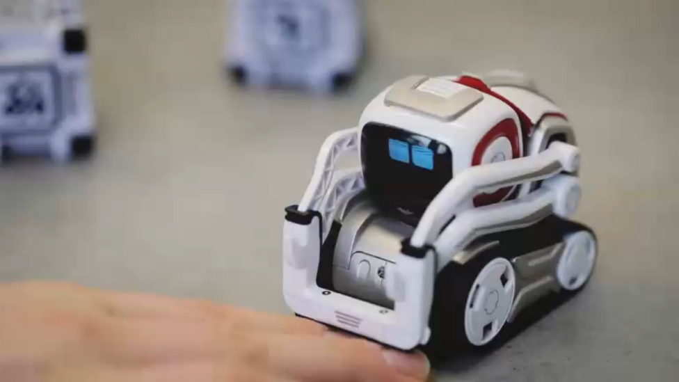 Cozmo - очаровательный маленький робот 