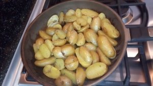 Очень вкусная бэби-картошка,жареная.Быстро,вкусно и просто