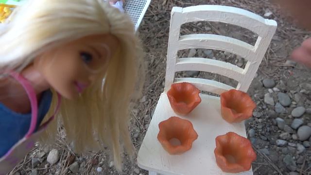 Elsa and Anna toddlers cooking and playing restaurants смотреть онлайн