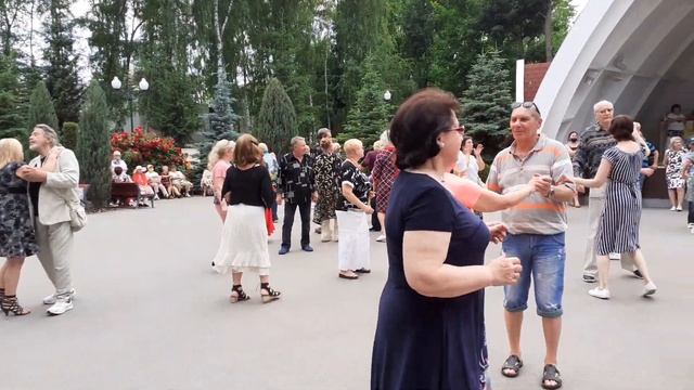 БИ Е ВУМЕН/ТАНЦЫ В ПАРКЕ ГОРЬКОГО ХАРЬКОВ ИЮНЬ 2021 смотреть онлайн