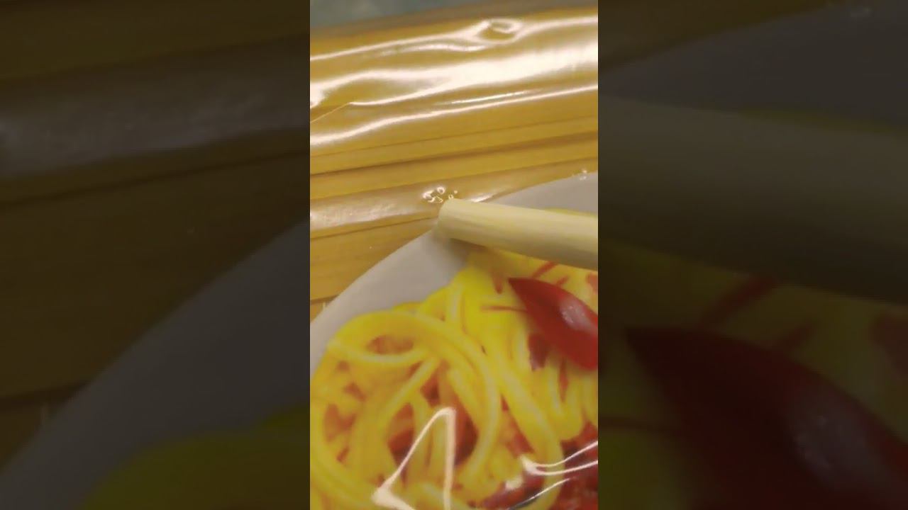 Кто протыкает пакеты с макаронами и крупой? смотреть онлайн