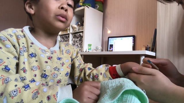 Делаем укол ребенку 5 лет сами дома. Мама сама делает укол ребенку. Детям делают уколы смотреть онлайн