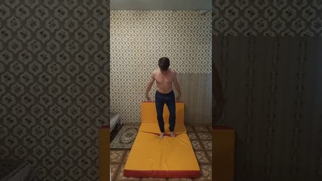 Только с 3-го раза. Сальто назад в домашних условиях. Как сделать? #сальто #каксделать #акробатика