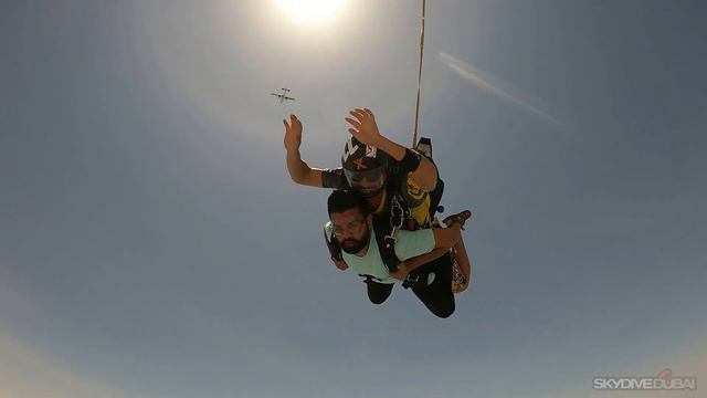My First Skydive in Dubai! *14,000 feet* смотреть онлайн