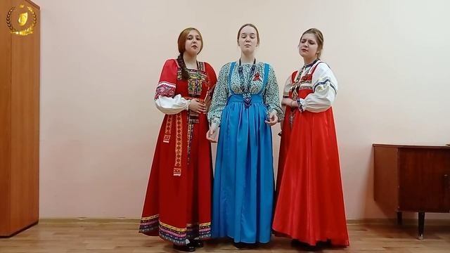 Трио: Марина Бойко, Арина захарова, Варвара Чепракова - "Военные частушки"
(рук. А.А. Санфирова) смотреть онлайн