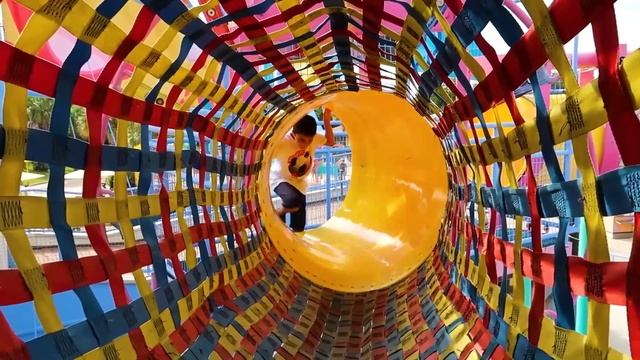 Хайди и Зидан играют в прятки на детской площадке смотреть онлайн