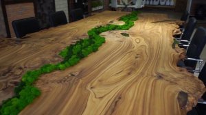 Стол из слэбов с эпоксидной смолой и мхом