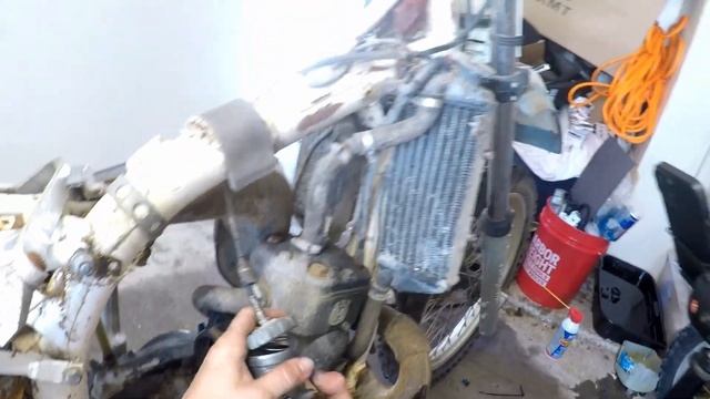 Can I Get This Old Husqvarna 2 Stroke Running? 1986 Husqvarna XC400 First Start in 20 Years! смотреть онлайн