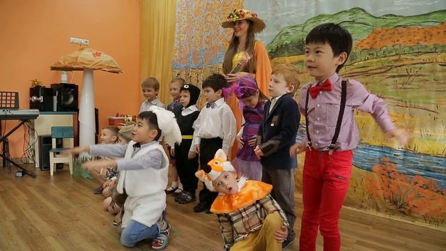 Позирование детей перед фотоаппаратом "Ростки"2 смотреть онлайн