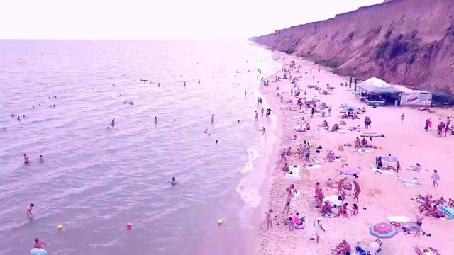 Курортное, август 2021. Море, пляж, обрыв. (Видеосъемка с дрона) смотреть онлайн