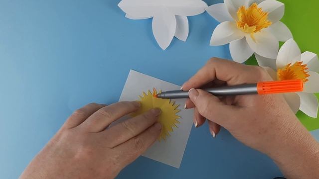 Как сделать нарцисс из бумаги / Аппликация нарциссы / Цветы из бумаги смотреть онлайн