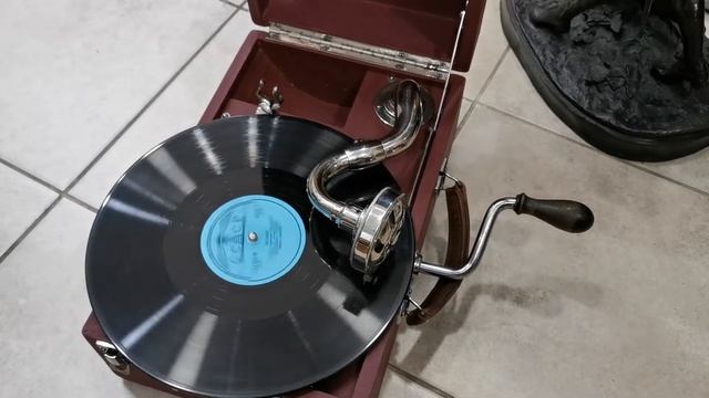 Владимир Трошин - Весной, компактный дорожный патефон Odeon, Германия смотреть онлайн