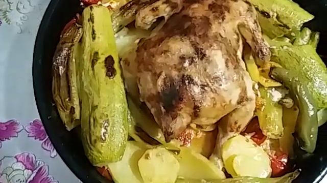 Курочка запеченная в духовке с кабачками,овощами и под майонезом !Вкус неземной!Время готовки 40 ми смотреть онлайн
