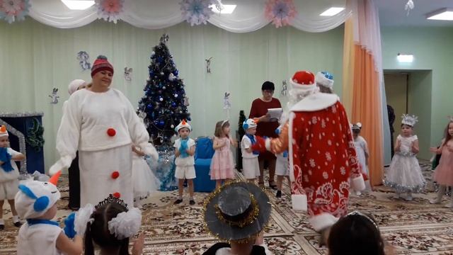 VLOG: подготовка к Новому году // украшаем квартиру и подъезд // утренник сына в детском саду смотреть онлайн