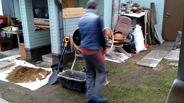 Строю простой каркасный тамбур, чтобы было теплее. Бетонирование крыльца. смотреть онлайн