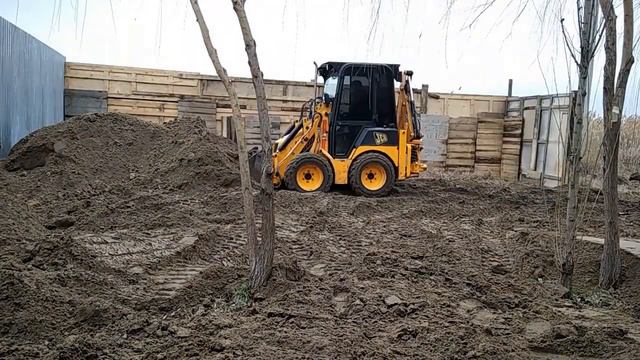 Планировка песка по участку. JCB 1CX. смотреть онлайн