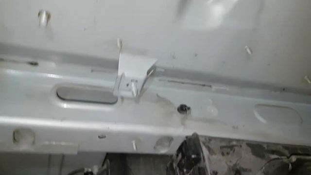 Brandstoffilter vervangen Mercedes A Klasse W168 / is tevens de brandstof drukregelaar смотреть онлайн