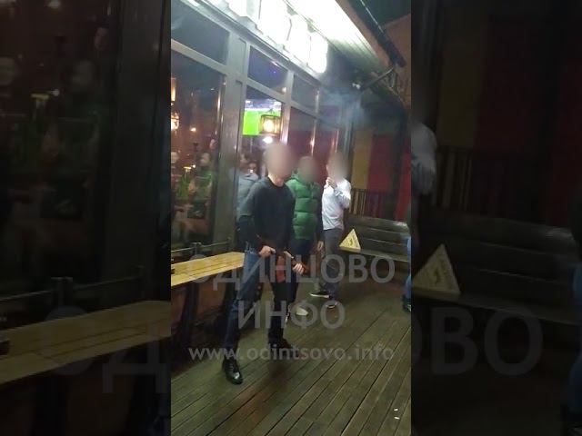 В Одинцово мужчина открыл огонь из автомата в баре смотреть онлайн