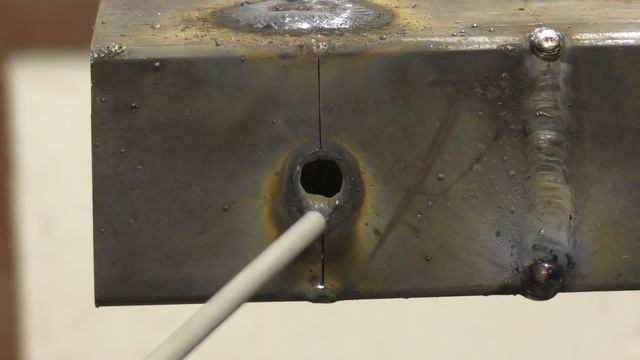 Как начинающему сварщику одним электродом заварить прожёг тонкого металла!? смотреть онлайн