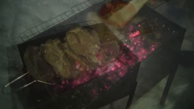 Стейки из свинины на мангале смотреть онлайн