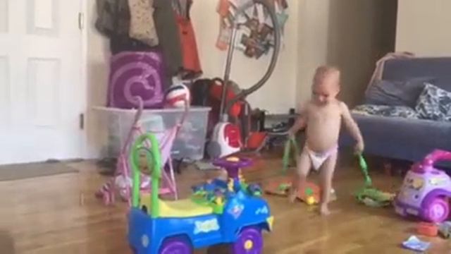 Девочки играют в коробке, 1.5 года смотреть онлайн