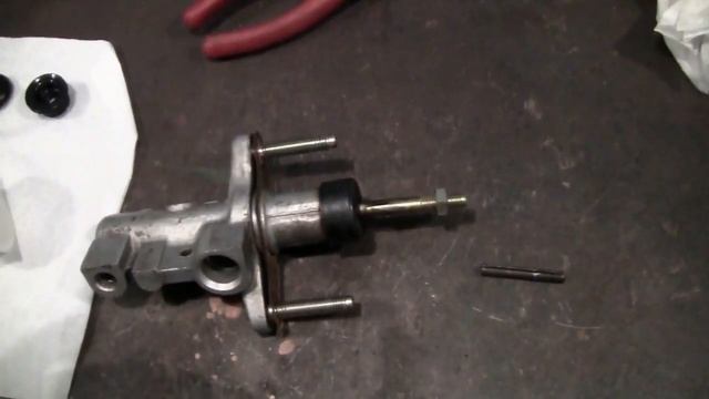 Замена жидкости сцепления Toyota Corolla. смотреть онлайн