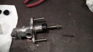 Замена жидкости сцепления Toyota Corolla.