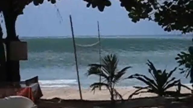 GIANT Tsunami is hitting the beach! Best Tsunami-video ever! смотреть онлайн